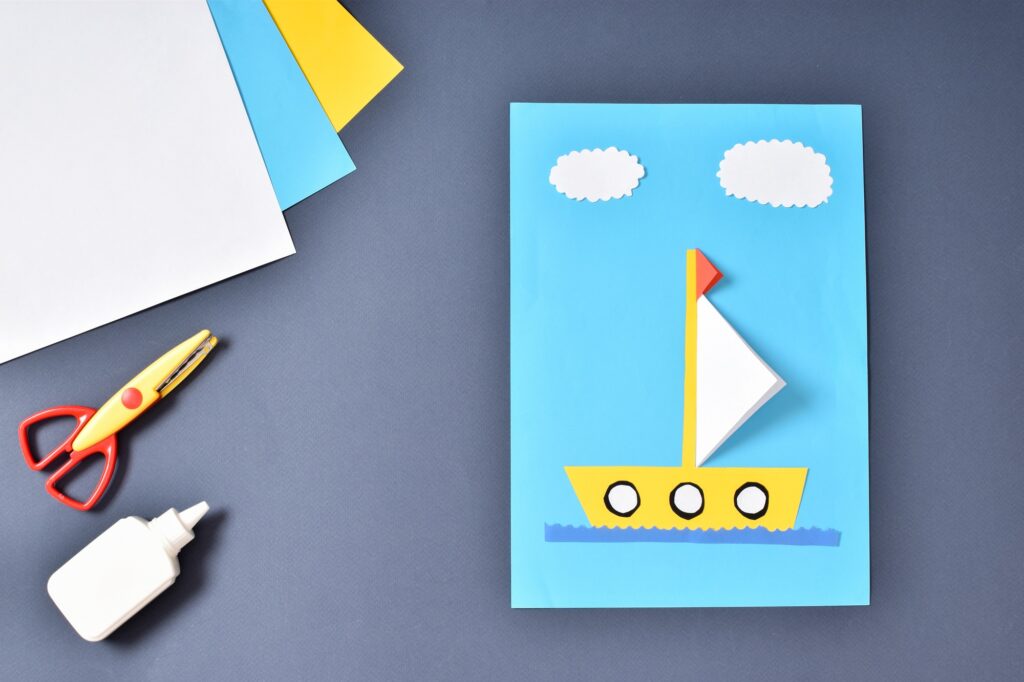 DIY a boat made of colored paper. Children's crafts.